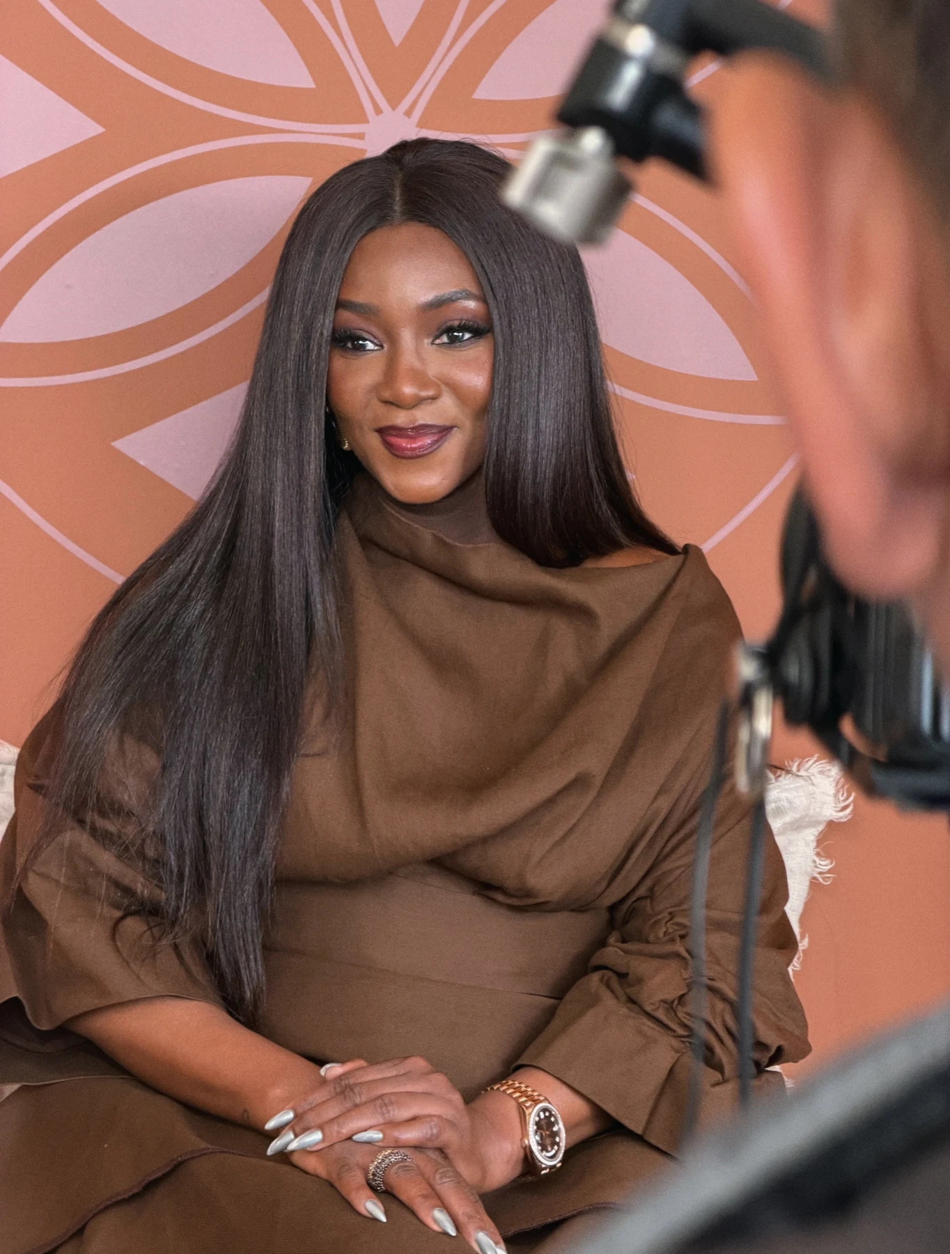 Il team durante un ritocco a Genevieve Nnaji a Cannes 2026